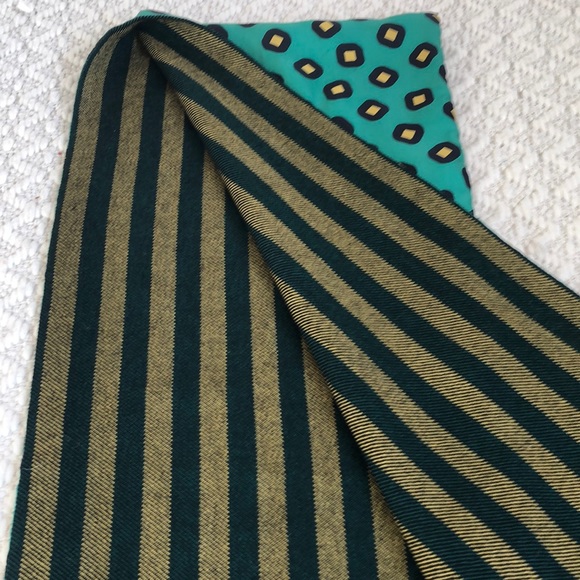 Longchamp Wool and Silk Green Scarf Made in Italy - Picture 6 of 6